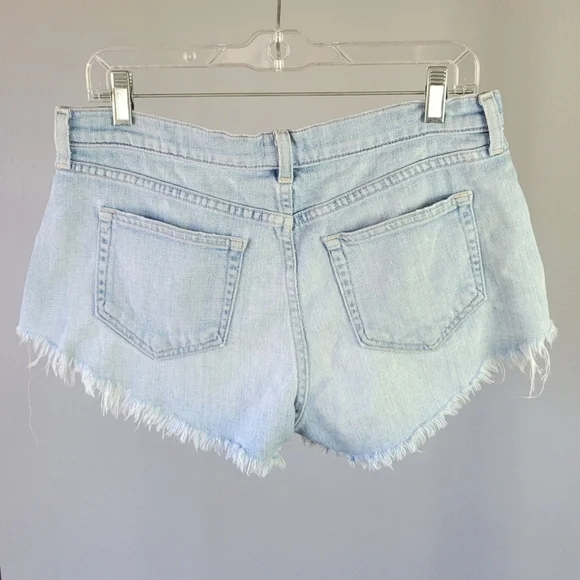 L'AGENCE // zoe perfect fit light blue denim wash cut off shorts in powder